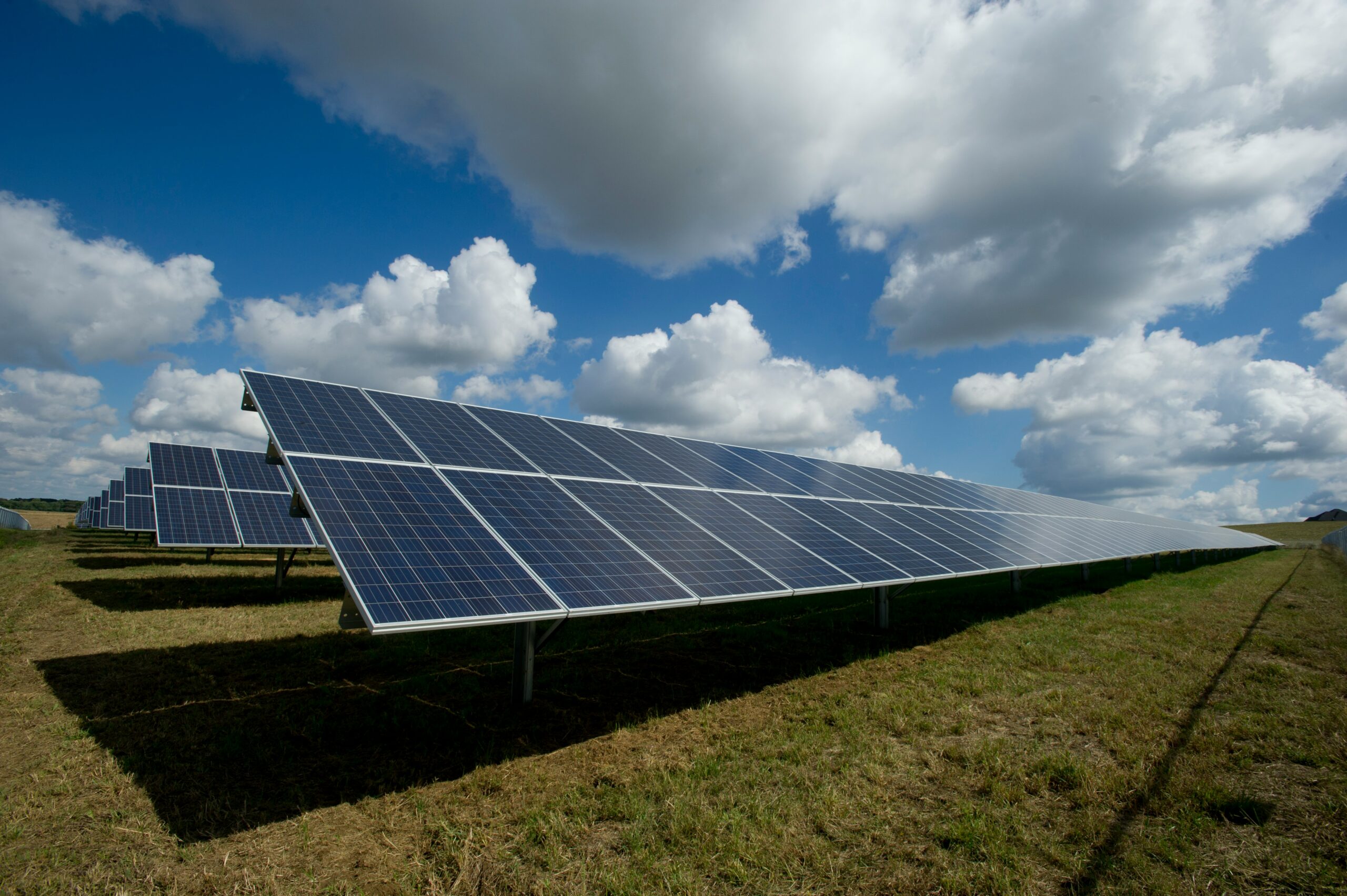 Hoe onderhoudt u zonnepanelen voor optimale prestaties?